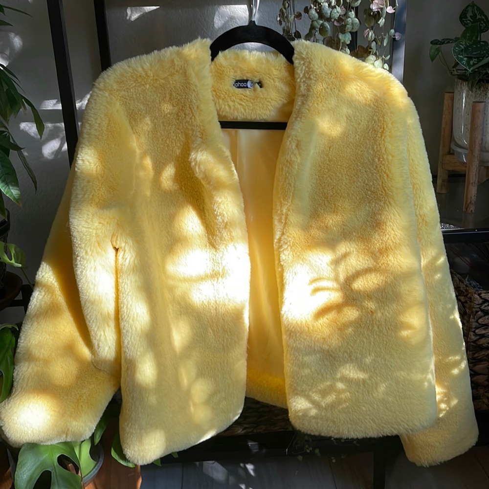 Boohoo women’s size small yellow faux fur fuzzy jacket